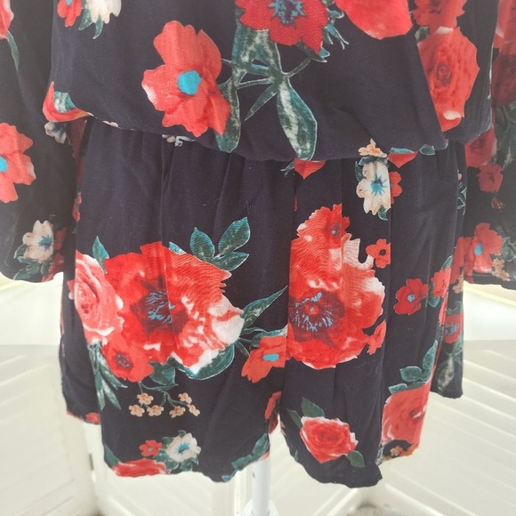 UMGEE NEW RED/BLACK FLORAL ROMPER SIZE MED - Picture 4 of 7